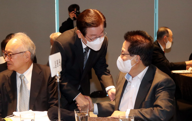 더불어민주당 이재명 대표가 19일 서울 63컨벤션센터에서 열린 임동원 한반도평화포럼 명예이사장 자서전 출판기념회에서 박지원 전 국정원장과 인사하고 있다. 연합뉴스