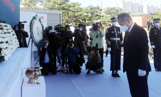 19일 전남 광양시 광양시민광장에서 열린 여순사건 제74주기 정부 합동 추념식에서 이상민 행정안전부 장관이 헌화하고 묵념하고 있다. 연합뉴스