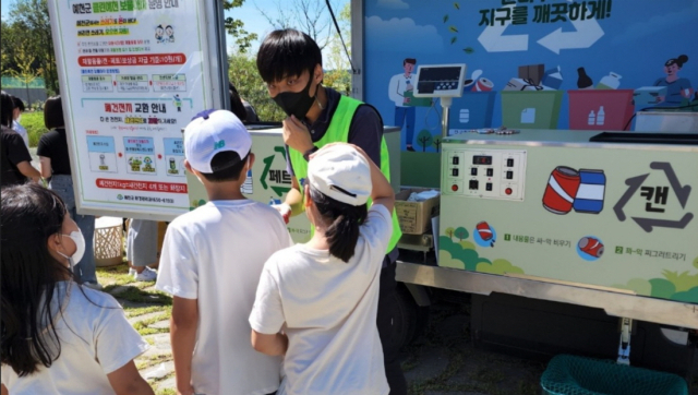 클린예천 보물마차가 지역 내 한 초등학교를 방문해 재활용품을 수거하고 있다. 예천군 제공