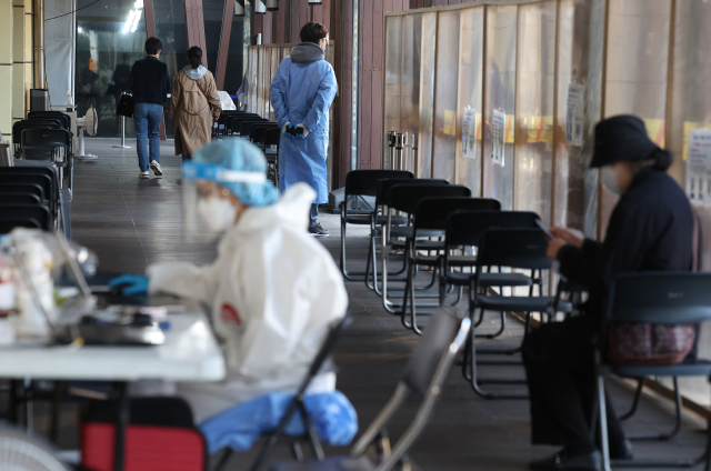코로나19 신규 확진자가 2만4751명이 발생한 지난 21일 오전 서울 송파구보건소에 마련된 선별검사소에서 시민들이 검사를 받기 위해 이동하고 있다. 연합뉴스