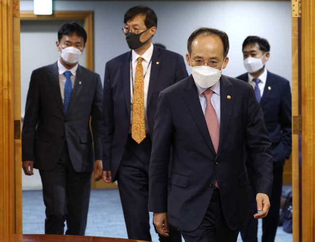 추경호 경제부총리 겸 기획재정부 장관 등 금융당국 수장들이 지난 9월 22일 오전 서울 중구 은행회관에서 열린 비상거시경제금융회의에 참석하기 위해 입장하고 있다. 왼쪽부터 이복현 금융감독원장, 이창용 한국은행 총재, 추 부총리, 김주현 금융위원장. 연합뉴스
