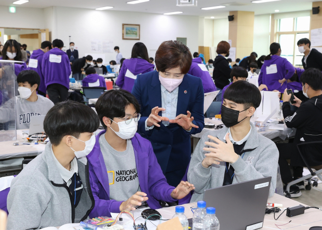 강은희 대구시교육감이 대구-광주 연합 SW융합 학생 해커톤에 참여한 학생들의 설명을 듣고 있다. 대구시교육청 제공