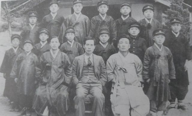 옥산초교 1939년 졸업사진. 옥산초교 제공