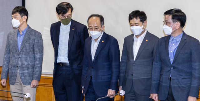 추경호 경제부총리 겸 기획재정부 장관(왼쪽 세 번째)과 한국은행 총재를 비롯한 경제 관련 부처장들이 23일 오후 서울 중구 은행회관에서 열린 비상 거시경제 금융회의에 입장하고 있다. 이복현 금융감독원장, 이창용 한국은행 총재, 추 경제부총리, 김주현 금융위원장, 최상목 대통령실 경제수석비서관 . 연합뉴스
