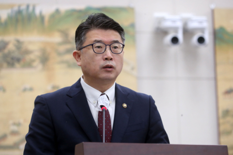 장상윤 교육부 차관이 지난 21일 서울 여의도 국회 교육위원회에서 열린 국정감사 교육부 등에 대한 종합감사에서 국정감사 후속조치 현황을 보고하고 있다. 연합뉴스