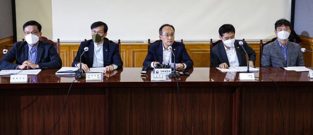 추경호 경제부총리 겸 기획재정부 장관(가운데)과 한국은행 총재를 비롯한 경제 관련 부처장들이 23일 오후 서울 중구 은행회관에서 열린 비상 거시경제 금융회의를 마친 뒤 결과를 발표하고 있다. 최상목 대통령실 경제수석비서관, 이창용 한국은행 총재, 추 경제부총리, 김주현 금융위원장, 이복현 금융감독원장. 연합뉴스