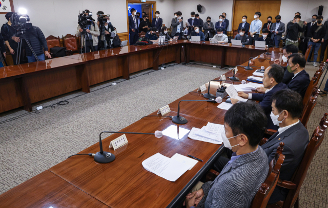 추경호 경제부총리 겸 기획재정부 장관을 비롯한 경제부처장들이 23일 오후 서울 중구 은행회관에서 열린 비상 거시경제 금융회의를 마친 뒤 결과를 발표하고 있다. 연합뉴스