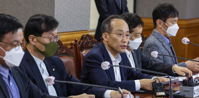 추경호 경제부총리 겸 기획재정부 장관(가운데)을 비롯한 경제부처장들이 23일 오후 서울 중구 은행회관에서 열린 비상 거시경제 금융회의를 마친 뒤 결과를 발표하고 있다. 연합뉴스
