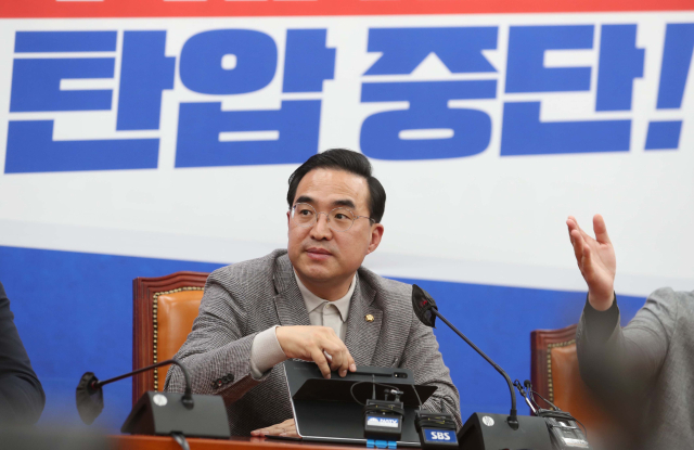 더불어민주당 박홍근 원내대표가 23일 국회에서 열린 기자간담회에서 질문을 듣고 있다. 연합뉴스