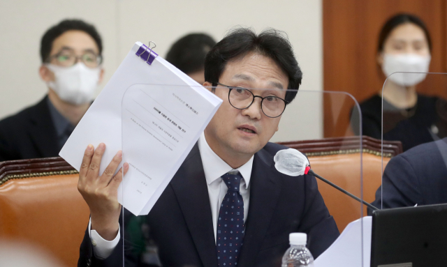 더불어민주당 안민석 의원이 지난해 10월 21일 서울 여의도 국회 교육위원회에서 열린 국정감사 교육부 등에 대한 종합감사에서 질의하고 있다. 연합뉴스