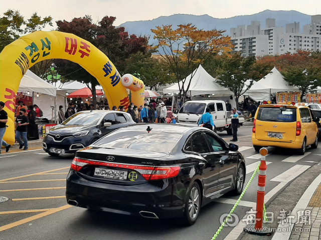 제11회 경산대추축제 기간 동안 경산생활체육공원내 럭비구장 앞 주차장을 기업형 야시장 상인들이 불법 점거, 음식물을 조리 판매하는 등 개선이 필요하다는 지적이 나온다. 김진만 기자