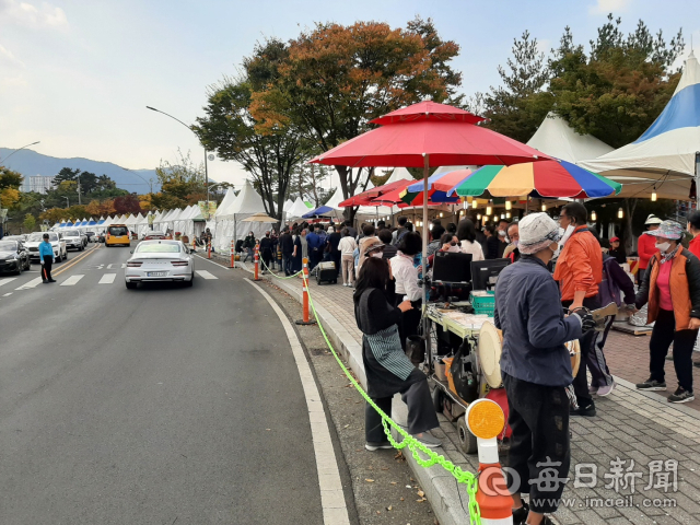 제11회 경산대축축제가 열리는 경산생활체육공원 내 인도에 각종 천막들이 설치돼 관람객들이 통행에 불편을 겪고 있다. 김진만 기자
