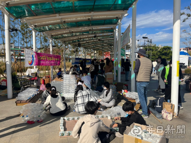 포항운하축제 프로그램 중 청소년에코보트경연대회에 참여한 학생들이 폐품을 활용한 친환경 보트를 제작하고 있다. 포항시 제공