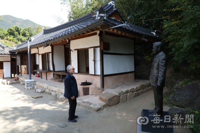 24일 대구 동구 신용동 노태우 전 대통령 생가를 찾은 한 시민이 노 전 대통령 생가를 둘러보고 있다. 정운철 기자 woon@imaeil.com