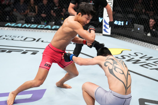 23일 아랍에미리트(UAE) 아부다비 에티하드 아레나에서 열린 로드 투 UFC(RTU) 페더급(-66㎏) 준결승에서 코리안 타이거 이정영이 상대 루 카이(중국)를 제압하고 있다. UFC 제공