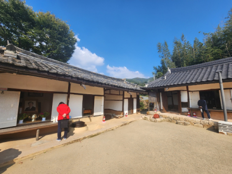지난 23일 찾은 대구 동구 신용동 노태우 전 대통령 생가. 1주기를 앞둔 주말에 대구시민은 물론 타지역민들의 발걸음도 많았다. 임재환 기자