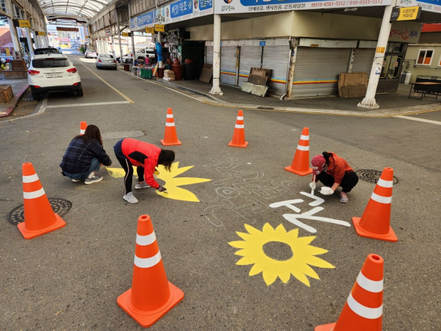 경북 군위군은 전통시장 활성화와 먹을거리, 볼거리 등 세마리 토끼를 잡기 위해 군위전통시장에 포토존을 조성하고 있다. 군위군 제공