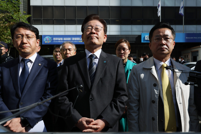 더불어민주당 이재명 대표가 민주연구원에 대한 검찰 압수 수색이 진행 중인 24일 오전 서울 여의도 더불어민주당 중앙당사 앞에서 취재진에게 입장을 밝히던 중 잠시 울먹이며 말을 잇지 못하고 있다. 연합뉴스