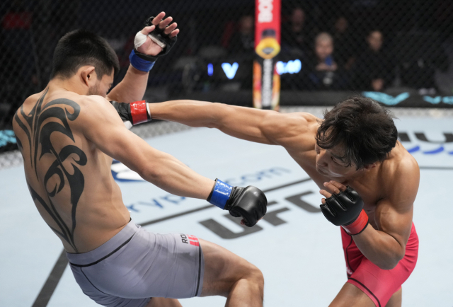 23일 아랍에미리트(UAE) 아부다비 에티하드 아레나에서 열린 로드 투 UFC(RTU) 페더급(-66㎏) 준결승에서 코리안 타이거 이정영(오른쪽)이 상대 루 카이(중국)의 얼굴에 펀치를 적중시키고 있다. UFC 제공