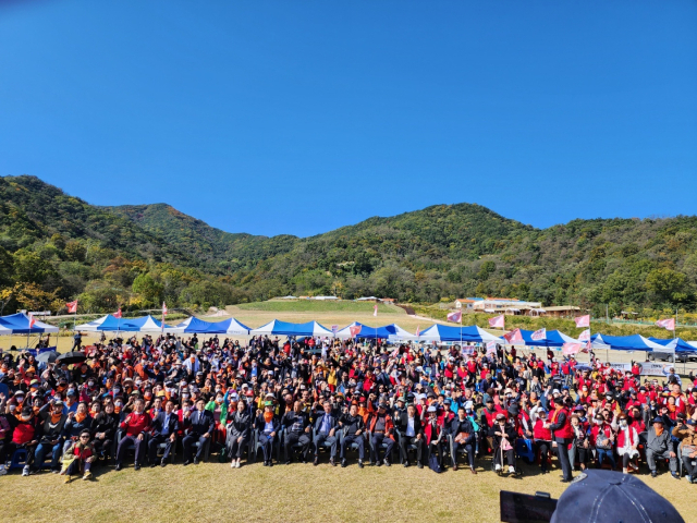 지난 22일 경북 구미시 박정희대통령 생가 역사자료관 잔디공원에서 부정선거·부패방지대(이하 부방대)의 주관으로 박정희 대통령 43주기 추모식 거행 및 애국 트래킹이 실시됐다. 부방대 제공
