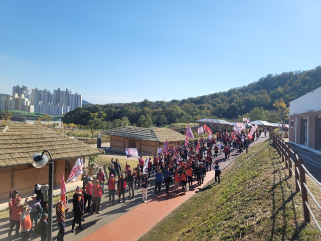지난 22일 경북 구미시 박정희대통령 생가 역사자료관 잔디공원에서 부정선거·부패방지대(이하 부방대)의 주관으로 박정희 대통령 43주기 추모식 거행 및 애국 트래킹이 실시됐다. 부방대 제공