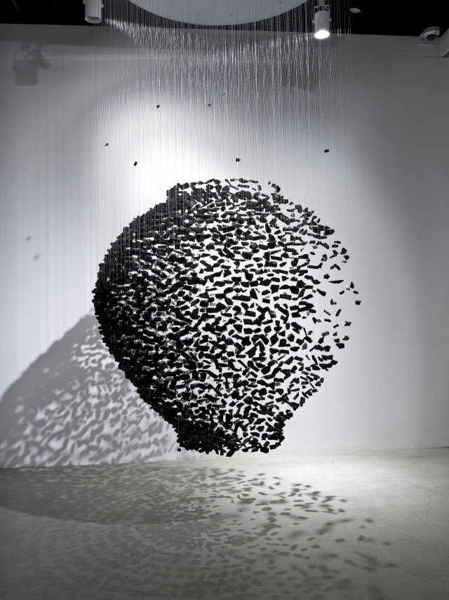 박선기, An aggregation 20220719, charcoal, nylon threads, acrylic plate, etc, h 320cm, 150x150cm, 2022