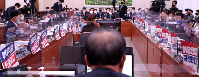 24일 오전 민주당의 불참으로 파행을 겪었던 국회 외교통일위원회의 외교부와 통일부에 대한 종합국정감사가 이날 오후 속개됐다. 민주당 의원들이 
