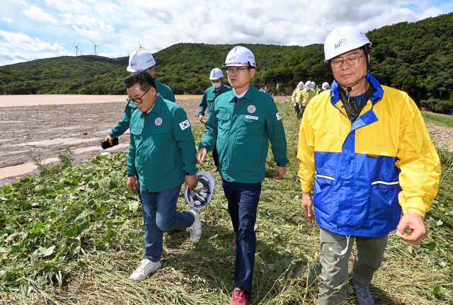 경북도 관계자들이 태풍 힌남노 피해지역인 포항시 완신저수지를 둘러보고 있다. 경북도 제공