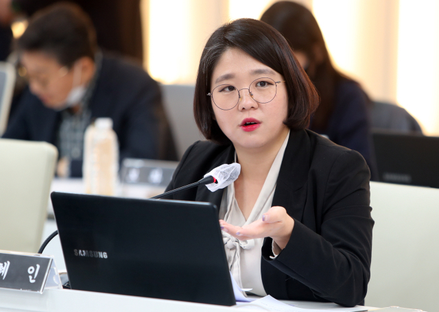 기본소득당 용혜인 의원이 20일 광주시청에서 열린 국회 행정안전위원회의 국정감사에서 질의를 하고 있다. 연합뉴스
