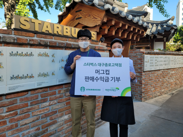 왼쪽부터 홍진식 지역매니저, 여인영 점장