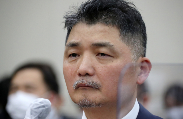 김범수 카카오 미래이니셔티브센터장이 24일 국회에서 열린 과학기술정보방송통신위원회의 과학기술정보통신부 및 소관 감사대상기관에 대한 종합감사에 증인으로 출석해 질문을 듣고 있다. 연합뉴스
