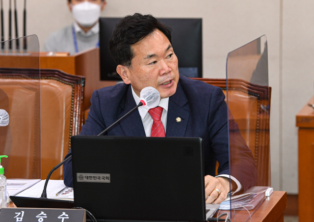 국민의힘 김승수 의원이 24일 서울 여의도 국회 문화체육관광위원회 회의실에서 열린 종합 국정감사에서 의사진행 발언을 하고 있다. 연합뉴스