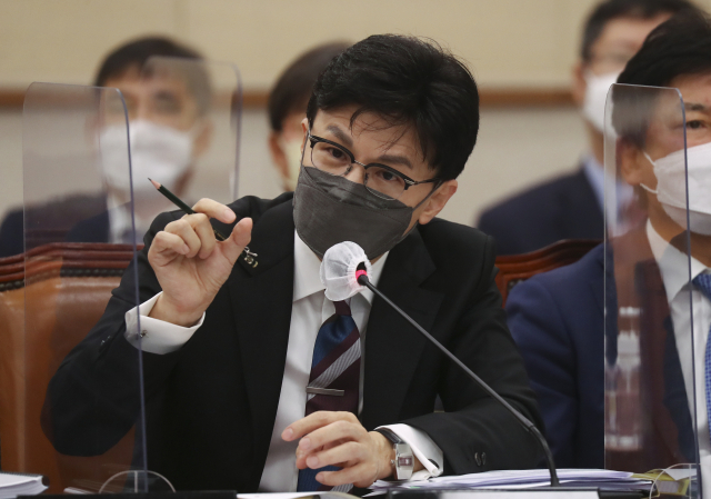 한동훈 법무부 장관이 24일 국회에서 열린 법사위의 법무부 등 종합국정감사에서 답변하고 있다. 연합뉴스
