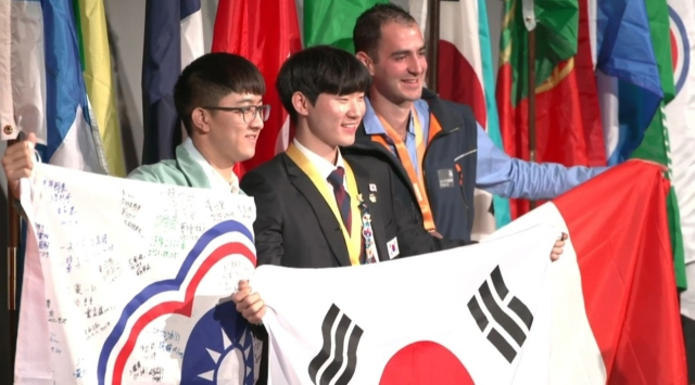 지난 17일부터 미국 클리블랜드에서 열린 2022년 국제기능올림픽 특별대회 철골구조물 직종에서 금메달을 수상한 영남공고 졸업생 김성수 군이 승리의 기쁨을 만끽하고 있다. 대구시교육청 제공
