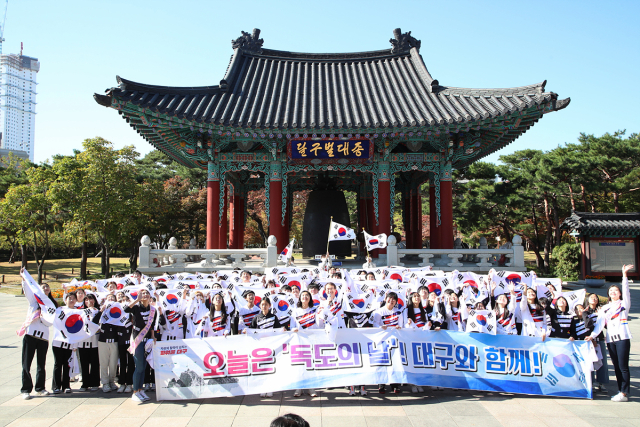 대구시는 25일 독도의 날을 맞아 시민 등 122명이 참여하는 독도 사랑 플래시몹을 펼쳤다. 대구시 제공.