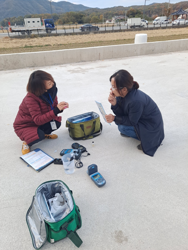 한국수자원공사 청송권지사 소속 워터코디가 한 주민에게 수돗물 수질검사를 설명하는 모습. 한국수자원공사 제공