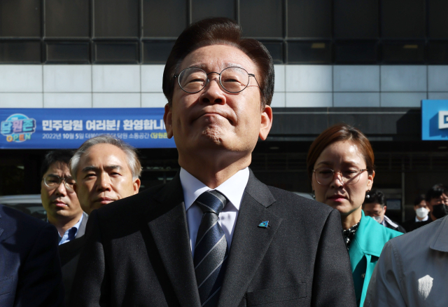 더불어민주당 이재명 대표가 민주연구원에 대한 검찰 압수 수색이 진행 중인 24일 오전 서울 여의도 더불어민주당 중앙당사 앞에서 취재진에게 입장을 밝히던 중 잠시 울먹이며 말을 잇지 못하고 있다. 연합뉴스