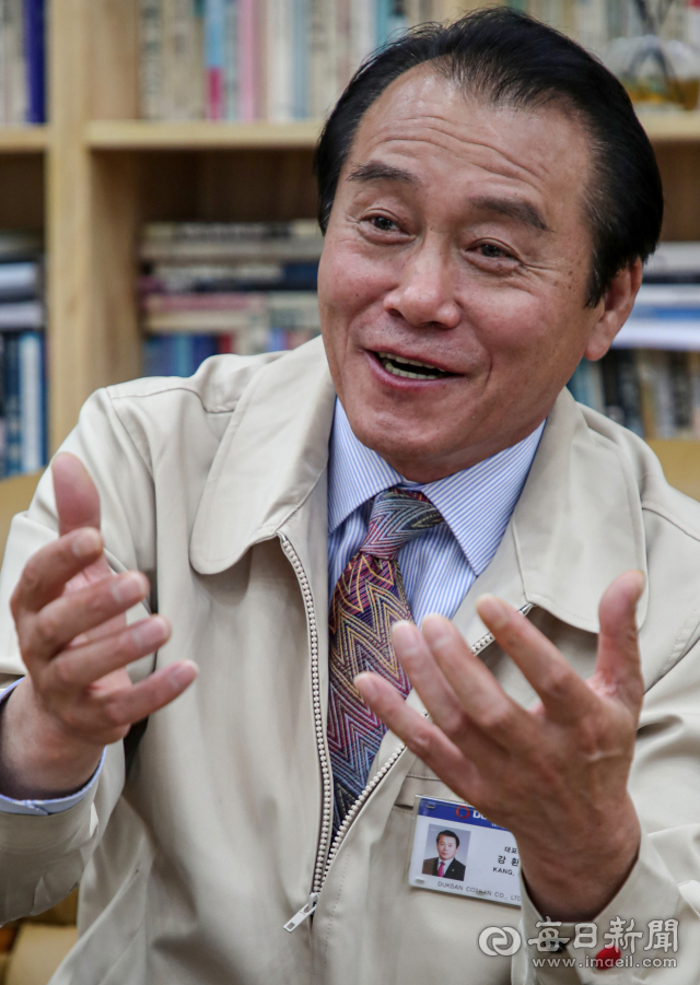 강환수 (주)덕산코트랜 대표가 지난 21일 대구 달성군 본사에서 매일신문과 인터뷰를 하고 있다. 강 대표는