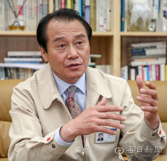 강환수 (주)덕산코트랜 대표가 지난 21일 대구 달성군 본사에서 매일신문과 인터뷰를 하고 있다. 강 대표는