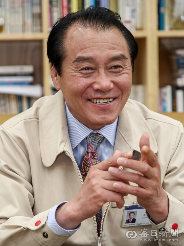 강환수 (주)덕산코트랜 대표가 지난 21일 대구 달성군 본사에서 매일신문과 인터뷰를 하고 있다. 강 대표는 
