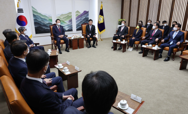 윤석열 대통령이 25일 오전 내년도 예산안 시정연설에 앞서 국회 접견실에서 김진표 국회의장, 국민의힘·정의당 지도부 등과 환담하고 있다. 연합뉴스