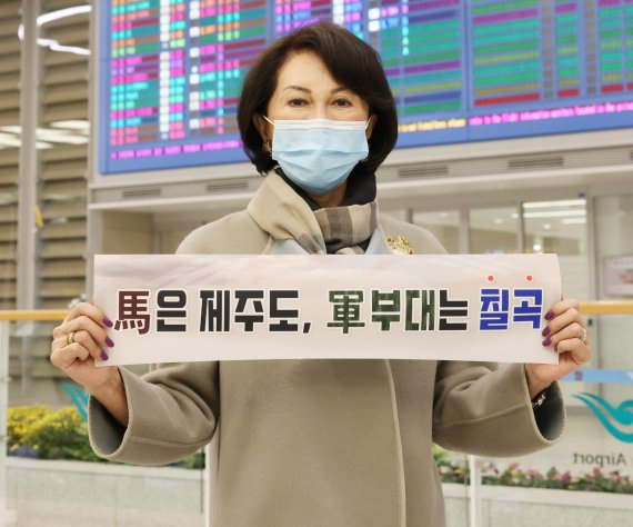 백선엽 장군의 장녀 백남희 여사가 인천공항에서 칠곡군 군부대 유치를 홍보하고 있다. 칠곡군 제공
