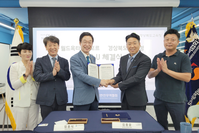 임종식 경북도교육감이 25일 싱가포르 현지에서 월드 옥타 싱가포르 김종윤 지회장(우측에서 두 번째)과 관계자들이 산학협력 협약식을 맺고 기념 촬영을 하고 있다. 경북교육청 제공