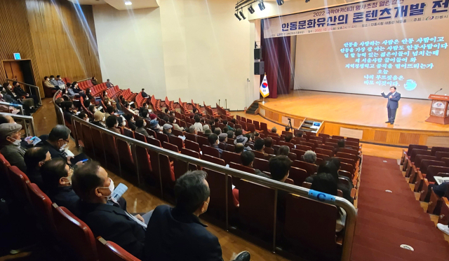 한국국학진흥원 국학아카데미 19강은 김준한 전 경북도콘텐츠진흥원장이 강사로 나서 안동문화유산 콘텐츠 개발 전략을 주제로 열띤 강의를 했다. 엄재진 기자
