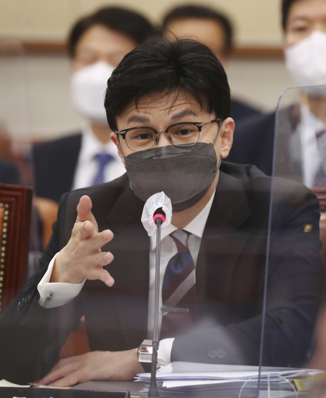 한동훈 법무부 장관이 24일 국회에서 열린 법사위의 법무부 등 종합국정감사에서 답변하고 있다. 연합뉴스