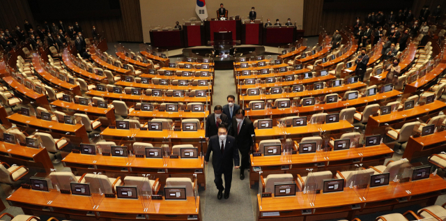 윤석열 대통령이 25일 오전 국회 본회의장에서 내년도 정부 예산안에 대한 시정연설을 마친 뒤 텅 빈 야당 의원석을 지나 퇴장하고 있다. 연합뉴스