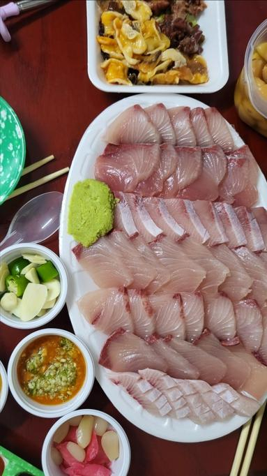 강원도 속초의 한 횟집이 바가지요금으로 논란이 되자 한 네티즌이 자신이 구매한 3만5천원짜리 포장회 사진을 올렸다. 온라인 커뮤니티 캡처