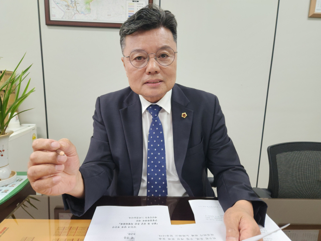 25일 대구시의회에서 만난 김원균 맑은물공급추진 특별위원회 위원장이 취수원에 대한 중요성에 대해 설명하고 있다. 이통원 기자. tong@imaeil.com