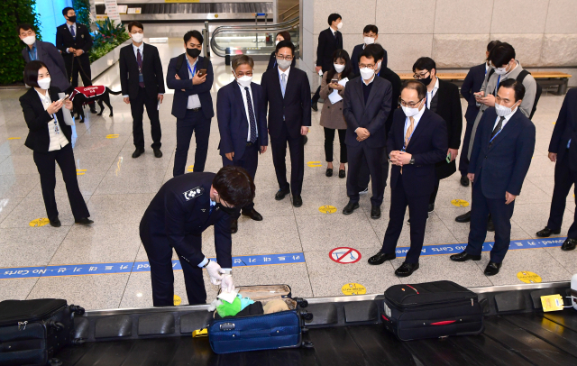 이원석 검찰총장이 25일 인천국제공항 1터미널 입국장을 방문, 인천본부세관 관계자들의 세관 검색 과정을 참관하고 있다. 연합뉴스