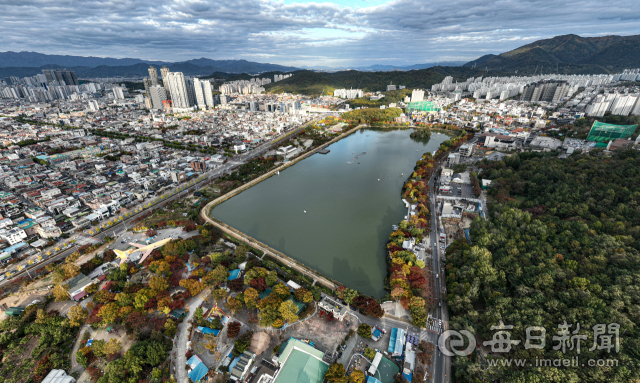 대구 수성구 두산동 일대 상공에서 바라본 수성못의 모습. 안성완 기자 asw0727@imaeil.com
